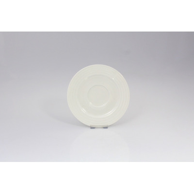 Biały spodek RONDO marki RAK Porcelain o średnicy 15 cm. Klasyczna porcelana z subtelnym, koncentrycznym żłobieniem na obrzeżach, widok z góry na jasnym tle.
