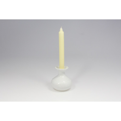 Biały porcelanowy świecznik 10 cm Arcadia marki Lubiana o pękatym kształcie z delikatnym zdobieniem, w którym umieszczono jasną, smukłą świecę na jasnym tle.