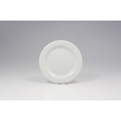Biały talerz deserowy 19 cm z kolekcji Arcadia marki Lubiana. Klasyczna porcelana z subtelnym, tłoczonym wzorem na szerokim rancie, ujęta w widoku z góry.