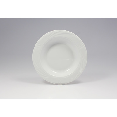 Biały talerz głęboki Arcadia marki Lubiana o średnicy 22,5 cm. Naczynie z porcelany o klasycznym kształcie z subtelnym, tłoczonym wzorem na szerokim rancie.