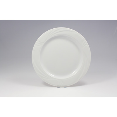 Biały talerz płytki Arcadia marki Lubiana o średnicy 27 cm. Klasyczna porcelana z delikatnym, tłoczonym wzorem fal na szerokim kołnierzu, widok z góry.