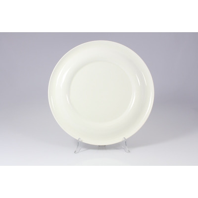 Talerz płytki LYRA marki RAK Porcelain o średnicy 31 cm. Klasyczna, kremowobiała zastawa o minimalistycznym designie, wyeksponowana na przezroczystym stojaku.