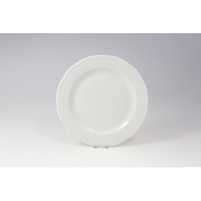 Biały talerz płytki 24 cm z kolekcji Merkury marki Lubiana. Klasyczna porcelana o okrągłym kształcie z delikatnie wyprofilowanym, wielokątnym brzegiem, widok z