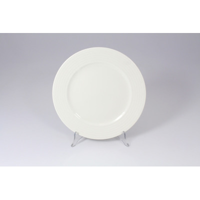 Biały talerz płytki RONDO marki RAK Porcelain o średnicy 24 cm. Naczynie o minimalistycznym designie z delikatnym, prążkowanym zdobieniem na obrzeżu, ustawione