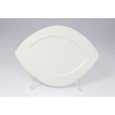 Talerz płytki VANILLA 35 cm marki RAK Porcelain o unikalnym, migdałowym kształcie. Białe, gładkie naczynie z serii ALL SPICE wyeksponowane na przezroczystym