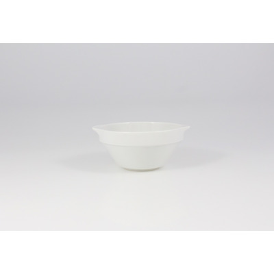 Biała bulionówka z uchwytem Lubiana HEL o pojemności 0,30 l. Klasyczna porcelanowa miseczka o gładkiej powierzchni, widoczna z profilu na jasnym tle.