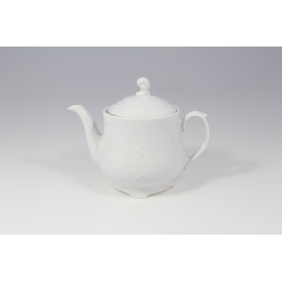 Biały porcelanowy czajnik 1,10 l z serii Rococo marki Ćmielów. Klasyczny imbryk o eleganckim, tłoczonym wzorze roślinnym, widoczny z profilu na jasnym tle.