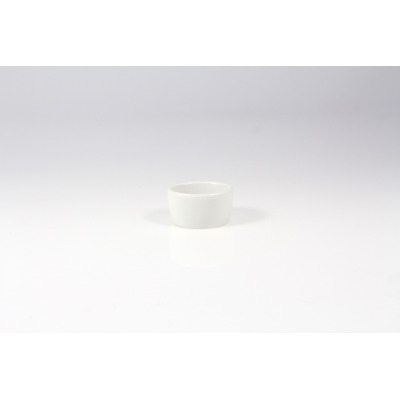 Biała porcelanowa czarka Lubiana z serii Ameryka o pojemności 0,05 l. Minimalistyczne naczynie o gładkiej powierzchni, ukazane w ujęciu frontalnym na białym