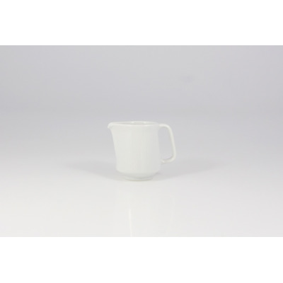 Biały porcelanowy dzbanek do mleczka HEL marki Lubiana o pojemności 0,15 l. Minimalistyczne naczynie z wygodnym uchwytem, widoczne na jasnym tle.