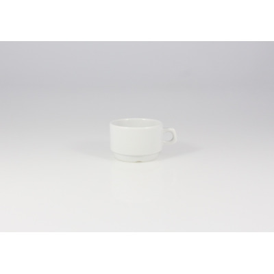 Biała filiżanka niska Lubiana HEL o pojemności 0,15 l. Klasyczne naczynie z porcelany o minimalistycznym designie, widoczne w ujęciu z profilu na jasnym tle.