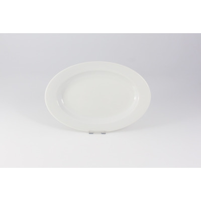 Biały półmisek owalny Lubiana Kaszub o długości 25,5 cm. Klasyczna, gładka porcelana o eleganckim wykończeniu, prezentowana w widoku od frontu na jasnym tle.