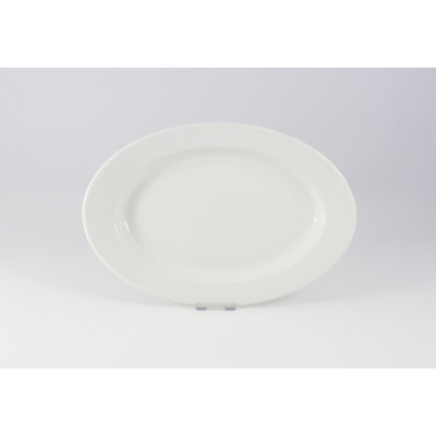 Biały półmisek owalny Kaszub marki Lubiana o średnicy 28 cm. Klasyczna, gładka porcelana o minimalistycznym designie, prezentowana na wprost na jasnym tle.