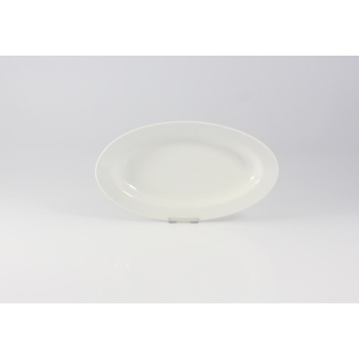 Biała porcelanowa rawierka 24 cm z kolekcji Kaszub marki Lubiana. Klasyczny owalny półmisek o gładkiej powierzchni, prezentowany na jasnym tle w ujęciu
