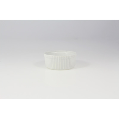 Biała salaterka z reliefem AMERYKA marki Lubiana o średnicy 11,5 cm. Naczynie wykonane z porcelany, charakteryzuje się pionowym żłobkowaniem na zewnętrznych
