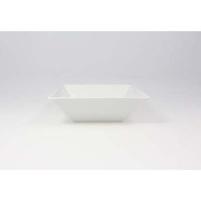 Biała salaterka kwadratowa 22 cm CLASSIC marki Lubiana o minimalistycznym designie. Naczynie z wysokiej jakości porcelany, widok z profilu na jasnym tle.