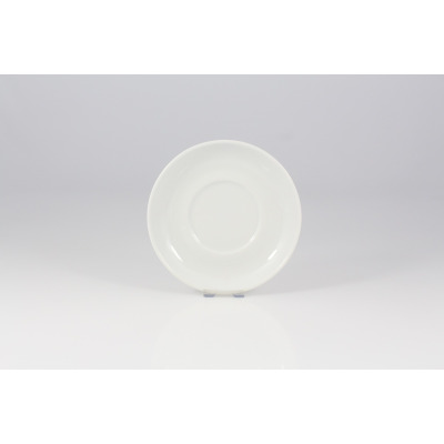Biały spodek Lubiana HEL o średnicy 15 cm. Klasyczna, minimalistyczna porcelana o gładkiej powierzchni, widoczna z góry na jasnym tle. Idealny dodatek do