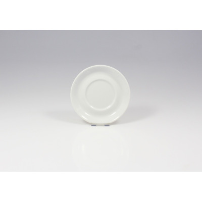 Biały spodek Lubiana HEL o średnicy 13,5 cm. Klasyczne naczynie porcelanowe z wyprofilowanym wgłębieniem na filiżankę, widoczne w ujęciu od frontu na jasnym