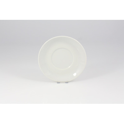 Biały porcelanowy spodek Lubiana HEL o średnicy 17 cm. Klasyczne naczynie o gładkiej powierzchni z wyraźnym wgłębieniem na filiżankę, widok z góry na wprost.