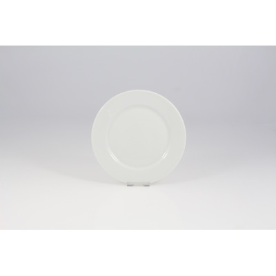 Biały talerz deserowy Kaszub marki Lubiana o średnicy 17 cm. Klasyczna, gładka porcelana o minimalistycznym designie, widok z góry na tle studyjnym.