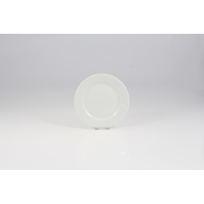 Biały talerz deserowy 15 cm z kolekcji Kaszub marki Lubiana. Klasyczna, gładka porcelana o minimalistycznym designie, ujęta w widoku z przodu na jasnym tle.