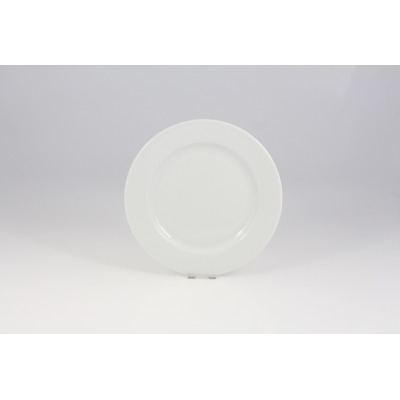 Biały talerz deserowy KASZUB marki Lubiana o średnicy 21 cm. Klasyczna, porcelanowa zastawa o gładkiej powierzchni i minimalistycznym designie, widok z przodu.