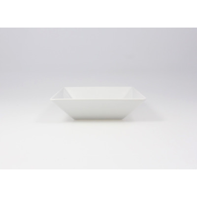 Biały talerz głęboki CLASSIC marki Lubiana o wymiarach 18,5 cm. Kwadratowe naczynie z porcelany o minimalistycznym designie, widoczne z profilu na jasnym tle.