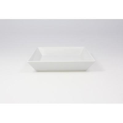 Biały talerz głęboki CLASSIC marki Lubiana o wymiarach 21,5 cm. Kwadratowe naczynie z porcelany o minimalistycznym designie, ujęte z perspektywy poziomej.