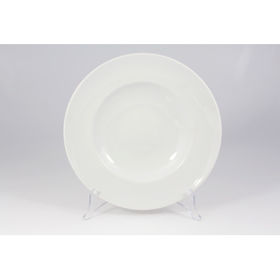 Biały talerz głęboki do spaghetti KASZUB marki Lubiana o średnicy 29 cm. Klasyczna porcelana z szerokim rantem, wyeksponowana na przezroczystym stojaku.