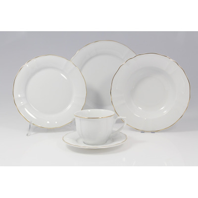 Zestaw obiadowo-kawowy 6026A Maria Złoty Pasek marki Lubiana. Biała porcelana o falistym brzegu z subtelną złotą linią, obejmująca talerze oraz filiżankę ze