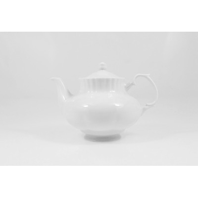 Biały porcelanowy czajnik Iwona marki Chodzież o pojemności 1,60 l. Klasyczny imbryk z delikatnie żłobioną pokrywką, widok z profilu na jednolitym tle.