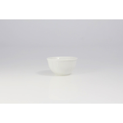 Biała porcelanowa czarka Maria marki Lubiana o średnicy 9,5 cm. Naczynie o klasycznym, eleganckim kształcie z delikatnymi żłobieniami, ukazane na jednolitym