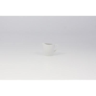 Biały porcelanowy dzbanek do mleczka Lubiana o pojemności 0,05 l. Minimalistyczne naczynie z wygodnym uchwytem, widoczne z profilu na jasnym tle.