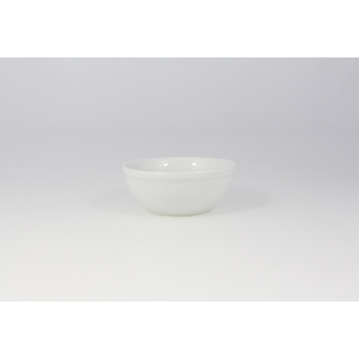 Biała salaterka Lubiana z serii Ameryka o średnicy 14 cm. Klasyczna, porcelanowa miska o minimalistycznym designie, ukazana na jednolitym, jasnym tle.