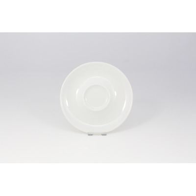 Biały porcelanowy spodek 16,5 cm z serii BOLA marki Lubiana. Naczynie o klasycznym, minimalistycznym designie, ujęte z góry na jasnym tle.