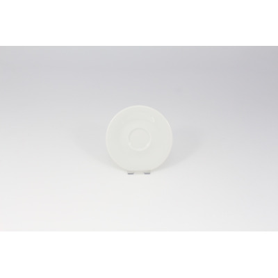 Biały porcelanowy spodek 12 cm z serii Paula marki Lubiana. Naczynie o klasycznym, minimalistycznym designie z wyraźnym wgłębieniem na filiżankę, widok z