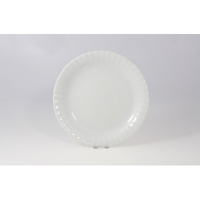 Biały talerz płytki 26 cm z kolekcji Iwona marki Chodzież. Klasyczna porcelana o okrągłym kształcie z charakterystycznym, delikatnie karbowanym brzegiem.