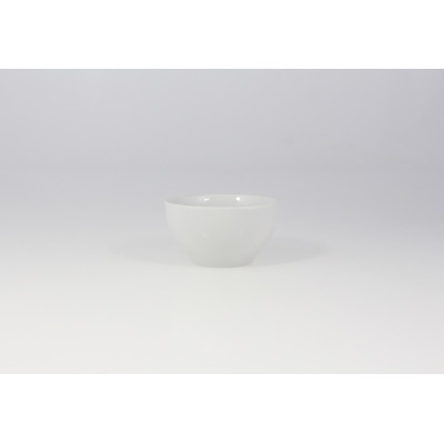 Biała salaterka Lubiana o pojemności 400 ml z gładkiej porcelany. Klasyczna, minimalistyczna miseczka na zakwas, widok z przodu na neutralnym tle.