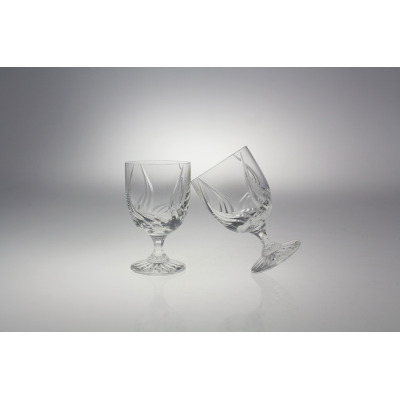 Dwa przezroczyste pucharki kryształowe Zawiercie 240 ml o eleganckim, szlifowanym wzorze. Jeden stoi prosto, drugi jest przechylony na jasnym, gradientowym tle.