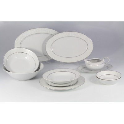 Serwis obiadowy Chodzież E373 YVONNE dla 12 osób. Białe naczynia z subtelnym, szarym wzorem na obrzeżach i srebrną linią, ustawione w elegancką kompozycję.
