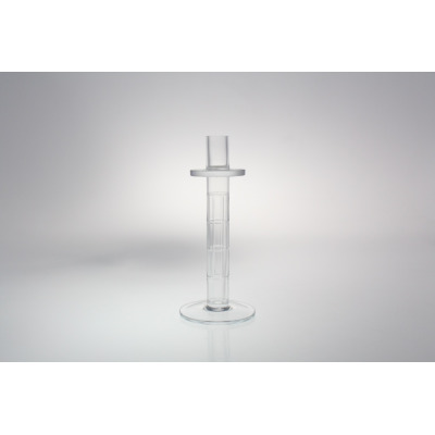 Szklany świecznik Handmade marki Krosno Glass o wysokości 24,5 cm. Przezroczysty, bezbarwny produkt o smukłej, geometrycznie żłobionej nóżce i szerokiej
