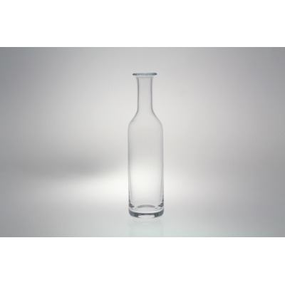 Przezroczysta karafka Handmade marki Krosno Glass o pojemności 1,20 l. Smukłe, bezbarwne szklane naczynie o minimalistycznym designie na jasnym tle.