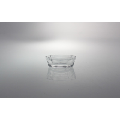 Przezroczysta salaterka Handmade marki Krosno Glass S.A. o średnicy 10 cm. Szklane naczynie o falistych brzegach ustawione na gładkiej powierzchni z wyraźnym