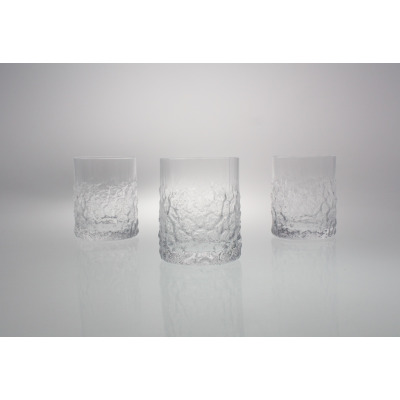 Trzy szklanki do whisky Teroso Unique od Krosno Glass o pojemności 290 ml. Przezroczyste szkło o unikalnej, lodowej fakturze na ściankach, ustawione na jasnym