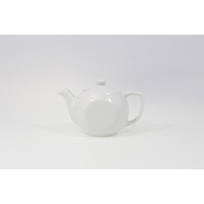 Biały porcelanowy czajnik Lubiana z serii Ameryka o pojemności 0,40 l. Klasyczny imbryk o gładkiej powierzchni i minimalistycznym designie na jasnym tle.