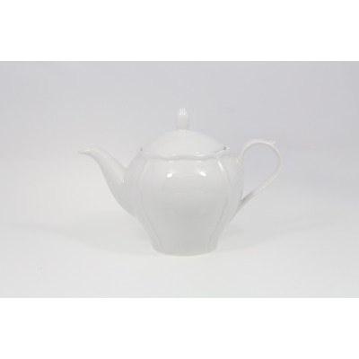 Biały porcelanowy czajnik Maria marki Lubiana o pojemności 1,00 l. Klasyczny imbryk o eleganckim, żłobionym kształcie, widoczny z profilu na jasnym tle.