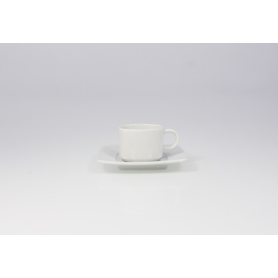 Biała filiżanka ze spodkiem Victoria marki Lubiana o pojemności 0,08 l. Minimalistyczna porcelana o geometrycznym kształcie na jednolitym, jasnym tle.