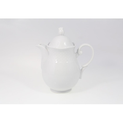 Biały porcelanowy imbryk 1,35 l z kolekcji Afrodyta marki Lubiana. Naczynie o klasycznym kształcie z delikatnym tłoczonym wzorem na górnej części i pokrywką.