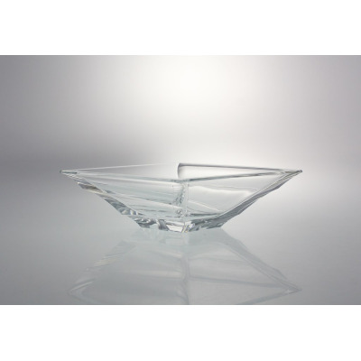 Misa kryształowa SAIL marki Bohemia o średnicy 38 cm. Przezroczyste naczynie o geometrycznym, nowoczesnym kształcie, ustawione na jasnym tle z wyraźnym