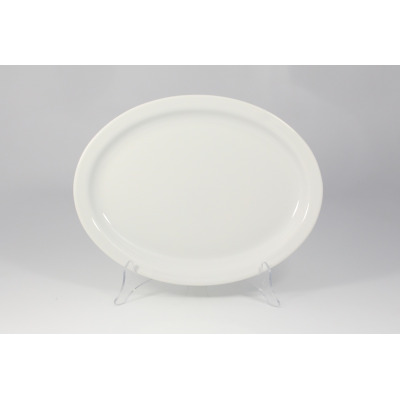 Biały półmisek owalny Lubiana Ameryka o długości 33 cm. Klasyczna porcelanowa zastawa o gładkiej powierzchni, ustawiona na przezroczystej podstawce na jasnym
