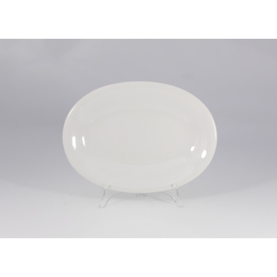 Biały, owalny półmisek Lubiana Jupiter o średnicy 28 cm. Klasyczna, gładka porcelana o minimalistycznym designie, ustawiona na przezroczystym stojaku